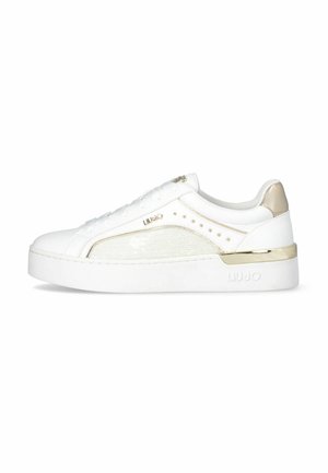 Sneakers bianchi con un pannello laterale testurizzato, dettagli dorati e una suola bianca spessa. Presentano una chiusura con lacci e piccoli rivetti decorativi.