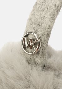 Szary pasek z filcu z akcentem w postaci srebrnego logo MK, zestawiony z puszystym, jasnoszarym futerkiem. Projekt charakteryzuje się teksturowanym wykończeniem i zaokrąglonym kształtem.