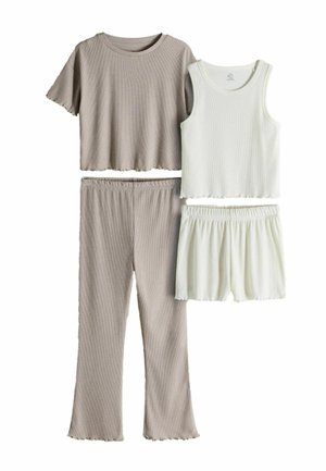 Dos conjuntos de ropa cómoda acanalada: top corto beige de manga corta con pantalones a juego, y camiseta sin mangas blanca con shorts a juego.