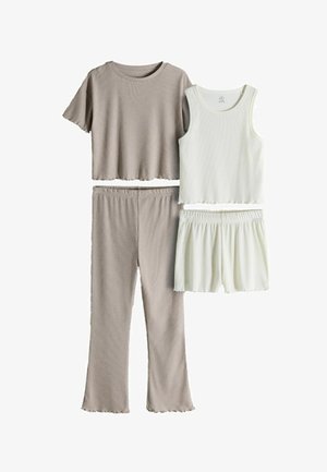 Dwa komplety prążkowanej odzieży domowej: beżowa krótka bluzka z krótkim rękawem wraz z pasującymi spodniami oraz biała, bezrękawnik z pasującymi szortami.