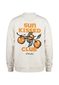 Sweatshirt crème avec un motif de branche d'orange et un texte orange vif "sun kissed club" en gros caractères au dos, avec un texte cursif plus petit en dessous.