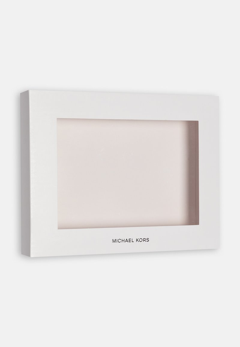 Scatola regalo rettangolare bianca con un pannello frontale trasparente. La scatola presenta una finitura liscia e lucida e il testo "MICHAEL KORS" sul fondo.