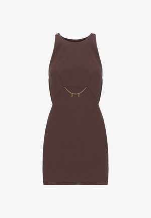 Robe sans manches marron au design ajusté, dotée d'un accent chaîne avec des éléments en or au niveau de la poitrine et de coutures structurées.
