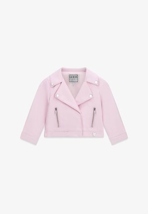Chaqueta corta de color rosa claro con bolsillos con cremallera plateada, botones a presión en las solapas y un pequeño logo metálico en forma de corazón en la parte inferior delantera.