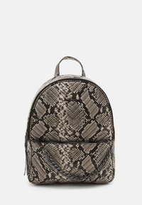 Sac à dos imprimé serpent gris et noir avec une forme arrondie, une surface texturée, une poignée supérieure et une poche avant zippée avec un accent en chaîne.
