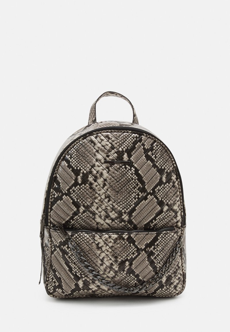 Sac à dos imprimé serpent gris et noir avec une forme arrondie, une surface texturée, une poignée supérieure et une poche avant zippée avec un accent en chaîne.