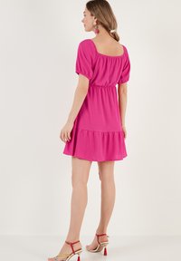 LELA REGULAR FIT - Nappali ruha - fuchsia
