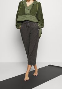 Free People Felpa con cappuccio - mottled olive
