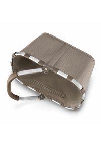 Cesta plegable con cuerpo de tela gris y marco de aluminio. Cuenta con un mango de plástico marrón y un bolsillo interior con cremallera.