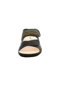 Schwarze Leder-Sandale mit offenem Zehendesign, Klettverschluss und dekorativer Naht in Gelb und Grün. Flache Sohle mit glattem Innenraum.