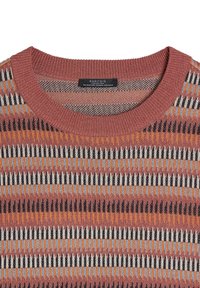 Pull col rond avec des motifs géométriques horizontaux en rouille, noir, blanc et bleu, avec une étiquette Parfois Collection à l'intérieur du col.