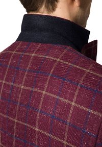 Burgundowa marynarka w kratę, z teksturowanej tkaniny, z czarnym wełnianym kołnierzem oraz kontrastującym niebiesko-złotym wzorem siatki.