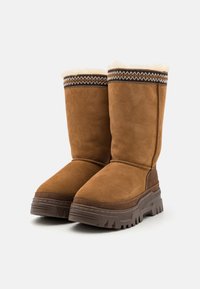 UGG CLASSIC TALL TRAILGAZER - Cizme de iarnă - chestnut