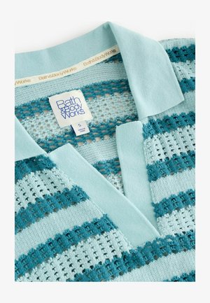 Haut en tricot bleu clair avec des motifs rayés alternés et des sections ajourées. Comprend un col et une étiquette avec les détails de la marque.