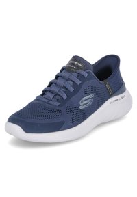 Granatowe buty sportowe z siateczkową cholewką i sznurowadłami, z poduszkowaną białą podeszwą, logo oraz ultralekką konstrukcją.