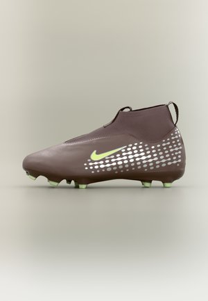 Καφέ ποδοσφαιρικό παπούτσι με ψηλό πέλμα, με ανοιχτοπράσινες τρακτερωτές εξογκώματα και το λογότυπο Nike, με ασημένιο πουα μοτίβο στο πλάι.
