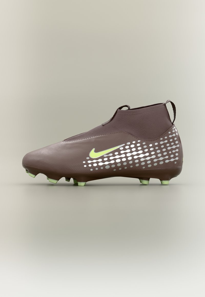 Rjav nogometni čevelj z visokim zgornjim delom z zelenimi žeblji in Nike logotipom, z vzorcem srebrnih pik na strani.