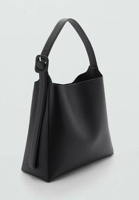 Svart läder tote-väska med ett enda rundat handtag, en slät yta och öppen topp. Har en minimalistisk design och ingen synlig hårdvara.