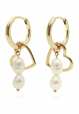 Goldene Creolen mit einem Herz-Link und zwei hängenden weißen Perlen. Glatte Oberfläche mit poliertem Metall und abgerundeten Formen.