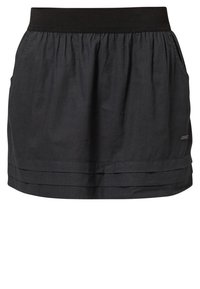 Falda negra y ligera con cintura elástica, diseño fruncido, dos bolsillos laterales y dobladillo en capas. Textura de tela suave.