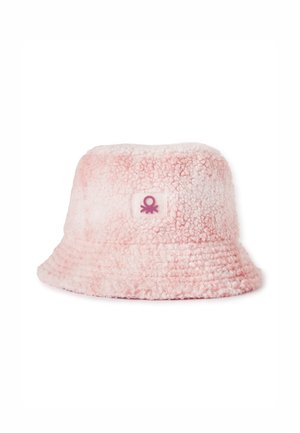 Rosa Bucket Hat aus weichem, plüschigem Material. Es hat eine abgerundete Oberseite, eine breite Krempe und ein kleines Logopatch auf der Vorderseite.