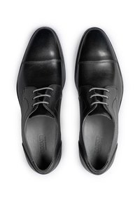 Scarpe stringate in pelle nera con una superficie liscia, punta arrotondata e dettagli di cucitura a contrasto. L'interno presenta una soletta con marchio.