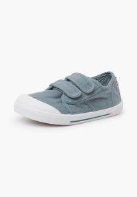 Baskets pour enfants bleu clair avec deux bandes Velcro et une semelle en caoutchouc blanc, positionnées sur un fond blanc uni.