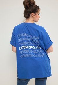 Studio Untold DANS LE DOS COL ROND ET - T-shirts basic - cornflower blue