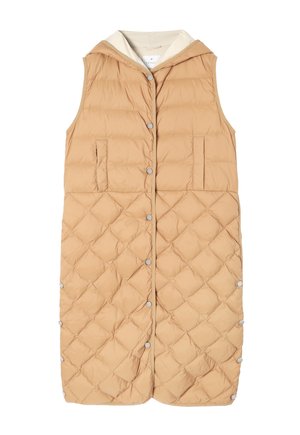 Tan mouwloze puffer vest met een capuchon, voorzien van diamant-quilting, twee zijzakken en drukkers aan de voorkant. Gladde textuur.