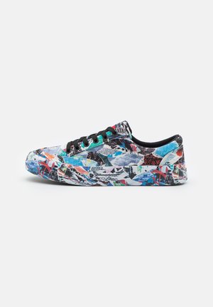TOMMY JEANS GRAFFITI PRINT VULC - Sneakers basse - collage print