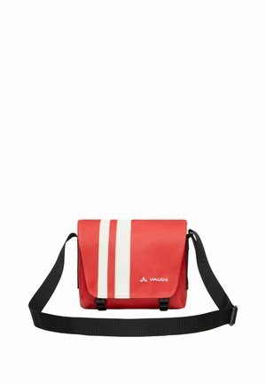 Borsa messenger rossa con strisce verticali bianche, tracolla nera regolabile e logo Vaude sulla patta frontale.