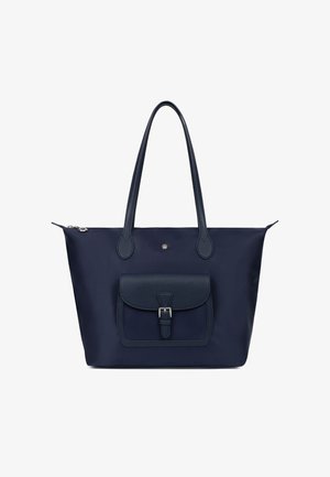 Navyblauwe draagtas van nylon met twee schouderbanden, een flapzak aan de voorkant en een zilveren ritsdetail. Glad textuur, minimalistisch ontwerp.