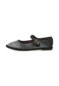Zapato Mary Jane de terciopelo gris con punta redondeada, ribetes negros y hebilla decorativa. Cuenta con una suela flexible y un acabado texturizado.