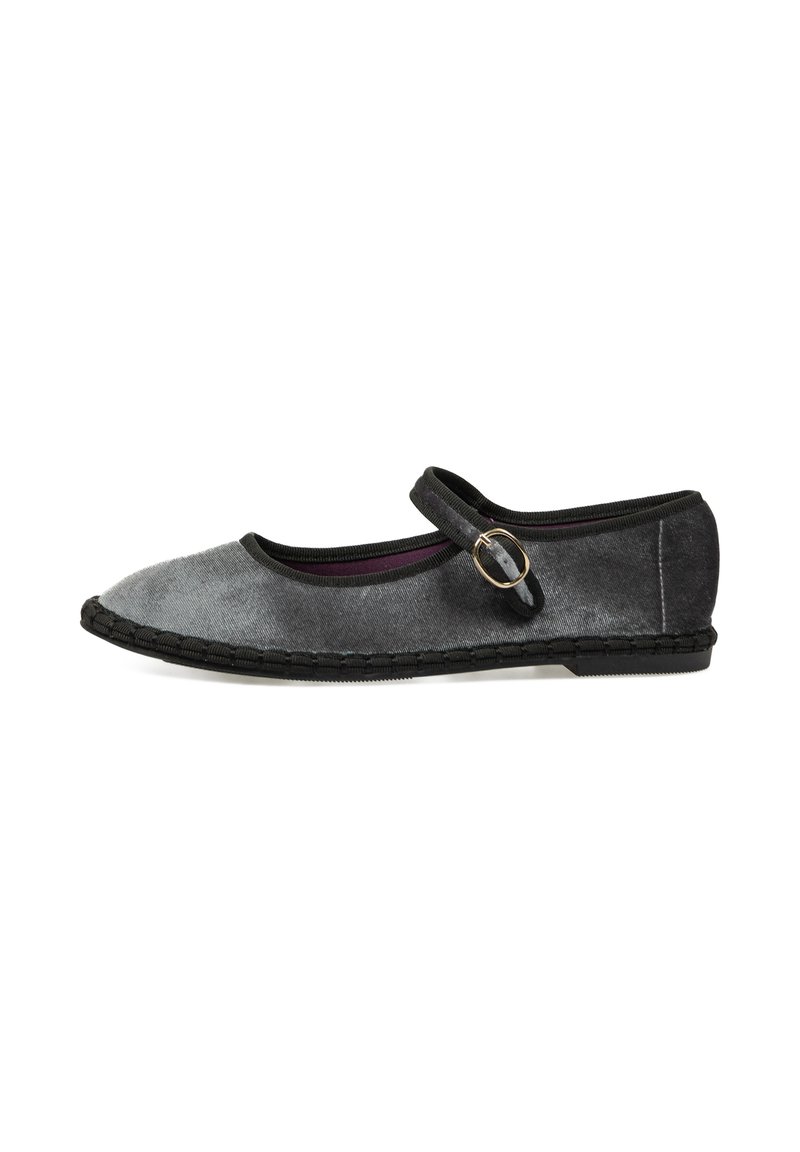 Zapato Mary Jane de terciopelo gris con punta redondeada, ribetes negros y hebilla decorativa. Cuenta con una suela flexible y un acabado texturizado.