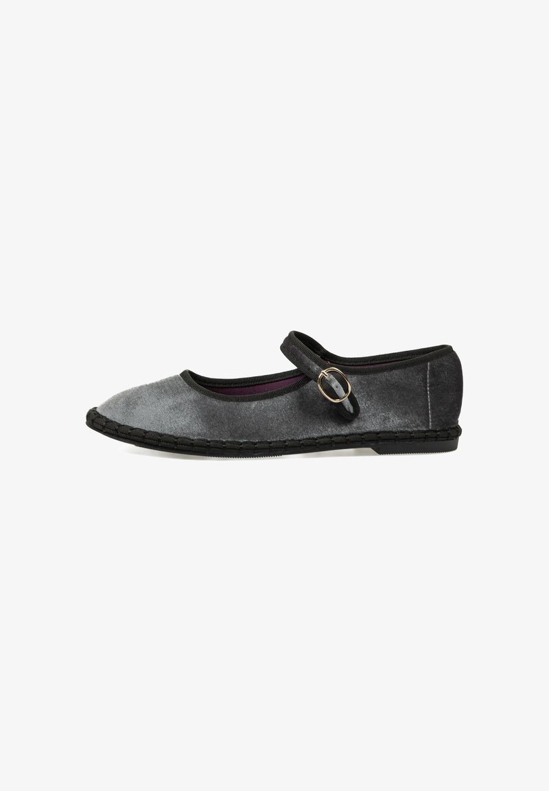 Zapato Mary Jane de terciopelo gris con punta redondeada, ribetes negros y hebilla decorativa. Cuenta con una suela flexible y un acabado texturizado.
