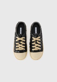 Sorte paljettsneakers med beige lærhette og beige snøring. Rund form, teksturert overdel og merket innersåle.