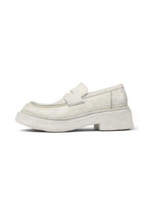 Mocasín blanco de cuero texturizado con suela gruesa y tacón bajo tipo bloque, con una correa en la parte superior y puntera redondeada.