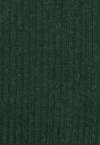 Dunkelgrüner Stoff mit einer subtilen gerippten Textur, der vertikale Linien und ein weiches, samtiges Erscheinungsbild aufweist.
