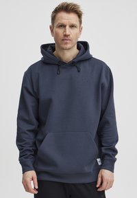 Jūras kara flotes kapuce, izgatavota no flīsa materiāla, ar staipāmu kapuci, kangaru kabatu un mazu logotipu uz krūšu daļas. Gluda tekstūra.