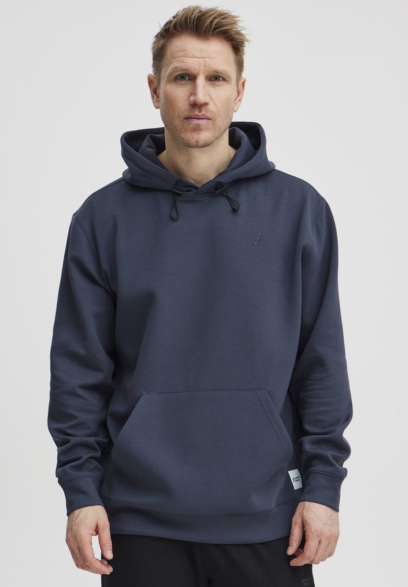 Jūras kara flotes kapuce, izgatavota no flīsa materiāla, ar staipāmu kapuci, kangaru kabatu un mazu logotipu uz krūšu daļas. Gluda tekstūra.