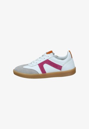Witte sneaker met roze suede accenten, grijze neuskap, oranje haklap en gumzool. Voorzien van een traditionele vetersluiting en een gladde textuur.
