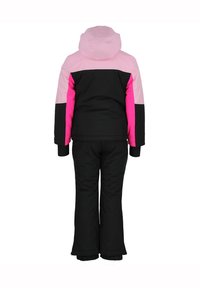 Set di giacca e pantaloni a blocchi di colore. La giacca presenta sezioni rosa e nere, cappuccio e polsini elasticizzati. I pantaloni sono neri uniformi con orlo svasato.
