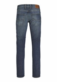 Jeans de mezclilla azul oscuro con corte recto, que cuentan con bolsillos traseros, un parche de cuero en la cintura y una textura sutilmente desvanecida.