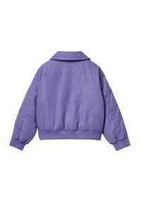 Lila kurz geschnittene Jacke mit Kragen, gesteppter Textur und gerippten Bündchen. Verfügt über eine kastige Silhouette und eine glatte Stoffoberfläche.