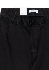 Pantaloni di cotone neri con una texture liscia, dotati di tasche frontali e una vita a media altezza. Etichetta cucita all'interno della vita.