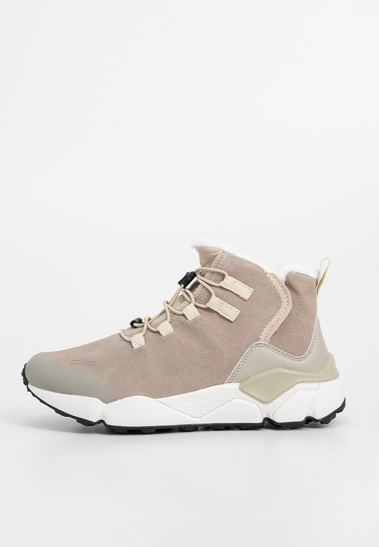 Beige Wanderschuh mit einem Obermaterial aus Wildleder, strapazierfähiger Gummisohle, gepolstertem Kragen und strukturierten Akzenten; verfügt über schwarze Schnürsenkel und eine weiße Zwischensohle.