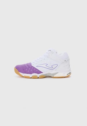 Shoe atlético branco com a parte da frente roxa; padrão texturizado na seção roxa e sola de borracha. Apresenta malha branca e detalhes em logo roxo.