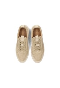 Zapatillas de ante beige con parte superior texturizada, puntera redonda y diseño de cordones. Incluye acentos cosidos y un forro interior suave.