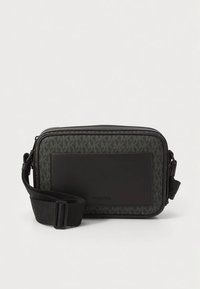 Černá obdélníková crossbody taška s texturovaným vzorem a hladkými doplňky, vybavená zipovým uzávěrem a nastavitelným popruhem.