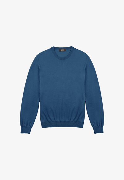 Blauer, gestrickter Pullover mit rundem Halsausschnitt, langen Ärmeln und gerippten Bündchen und Saum. Glatte Textur, keine Muster oder zusätzlichen Details vorhanden.